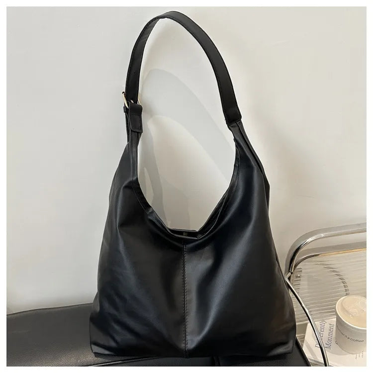 Large capacity commuting new winter popular 2025 solid color simple versatile fashion high sense texture casual single shoulder